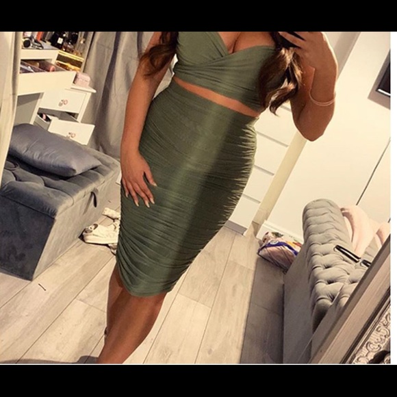 Green two piece rouched crop and skirt - Picture 4 of 6